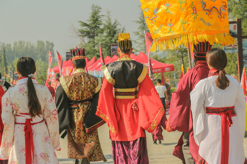 西周初年,颛臾国建立后,附庸于鲁国,代表周天子主祭蒙山,开创祭山文化