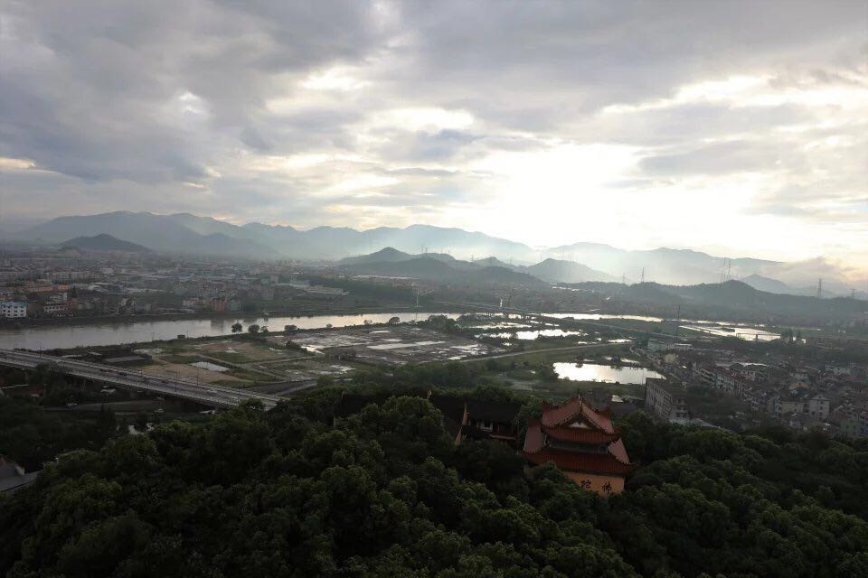 开车前往响天岭,这里是一处不属风景区,不收门票的野山,因为朋友曾来