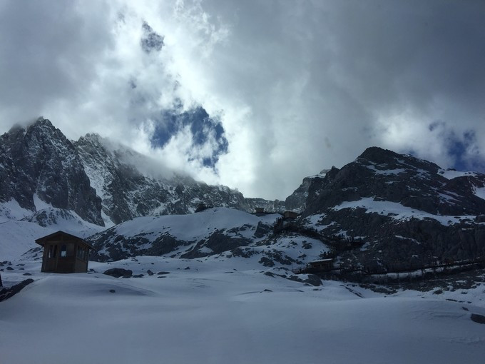 我说想带妈妈去雪山,她笑的像个孩子.