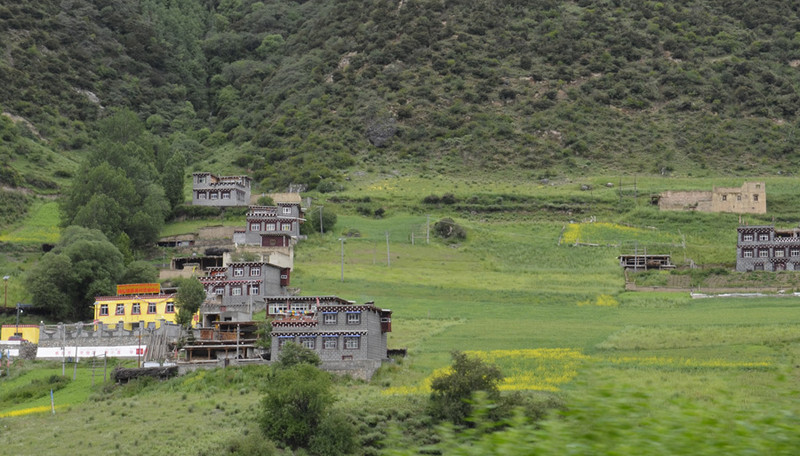 生态保护区位于川西甘孜州海子山下巴塘县县城北部措拉区(茶洛乡)境内