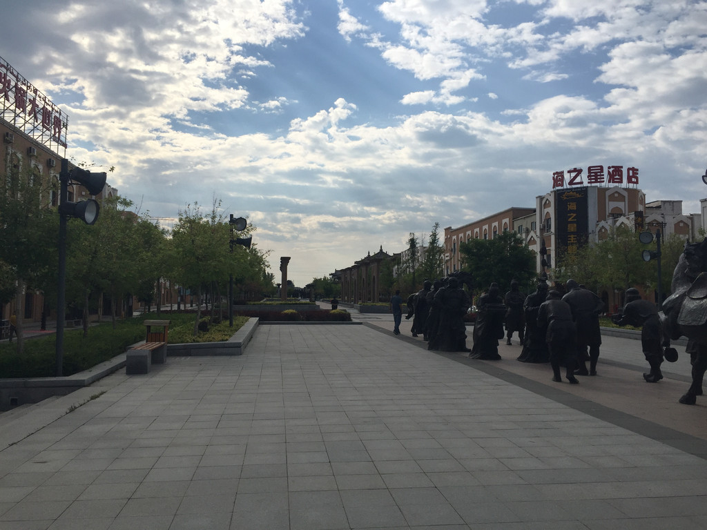 回到伊宁市区,正好看到许多维吾尔族人身着盛装,在公园里聚集好像是