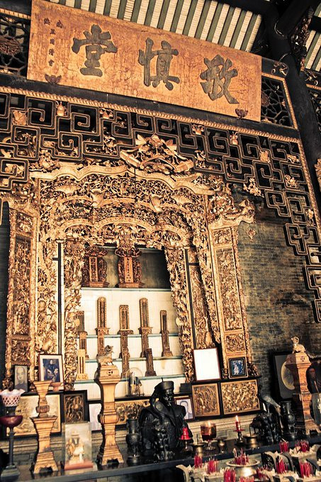 郑家的家庙,祠堂里供奉着家族的灵牌,桌上黑色的塑像就是郑景贵本人了