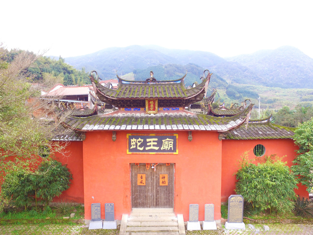 走近蛇王庙,您可以看到,大殿屋顶,殿堂檐下斗