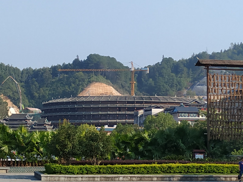 侗乡鸟巢的设计灵感来自侗家画眉鸟笼,它是三江县城具有侗族特色建筑