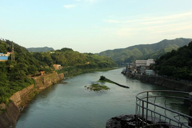 水府庙地处湘乡的湖南水府旅游区库横截涟水,以大坝居湘乡,双峰与娄底