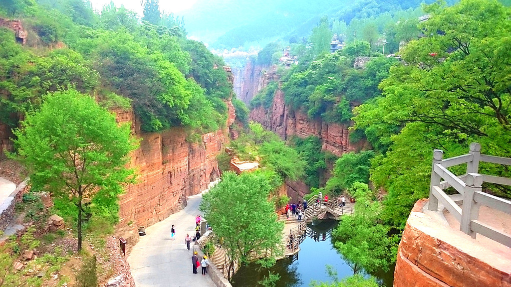 天池峡谷红石岩层清晰可见,青山红岩