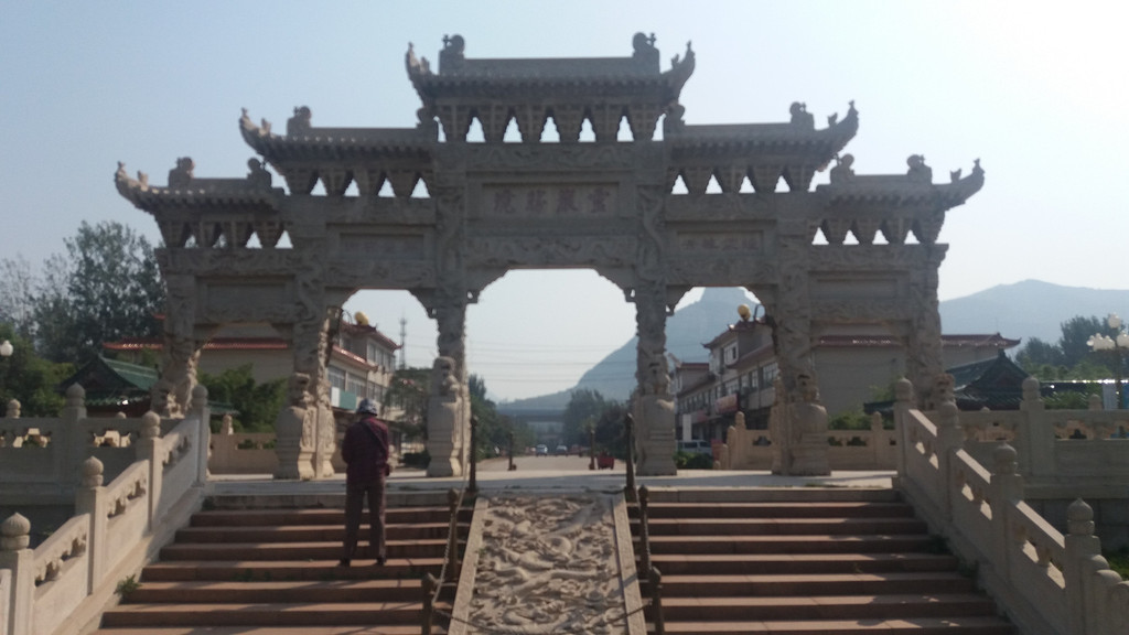 灵岩胜景坊正面(朝外面马路一侧,此时正好是背阳一面).