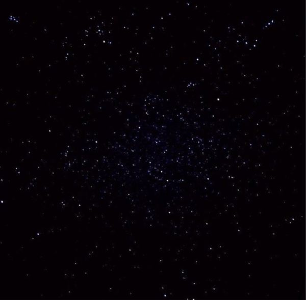 夜空下,欣赏着coldplay乐队歌曲.黑暗中星星显得特别耀眼.