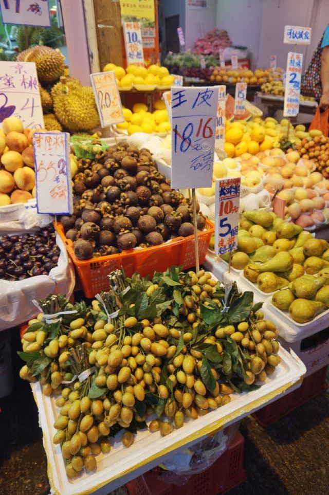 放下行李出了酒店,让我们看看香港的水果,这个王皮还真没听说过.