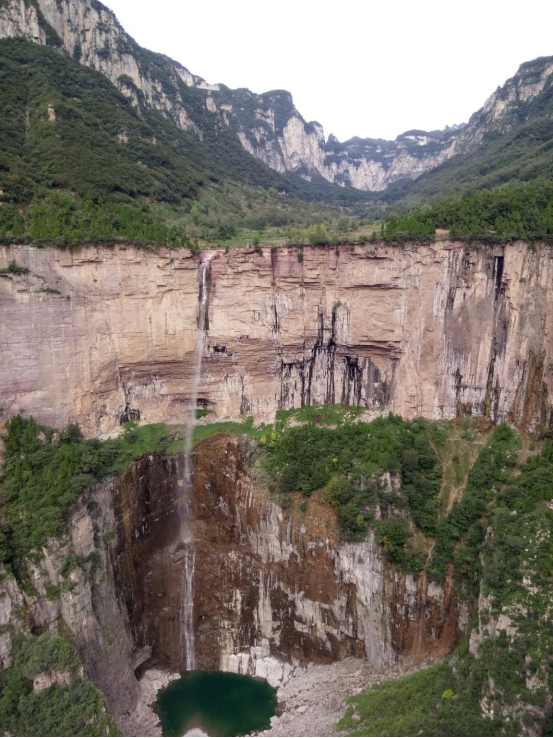 路上可以看到老龙口瀑布全景,美得很.