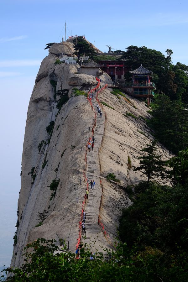 华山上的惊险项目鹞子翻身和长空栈道,这两个都不是必经之路,也都是