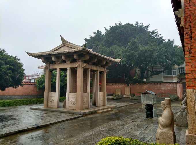 桥头附近是蔡襄祠,洛阳桥的主建人.