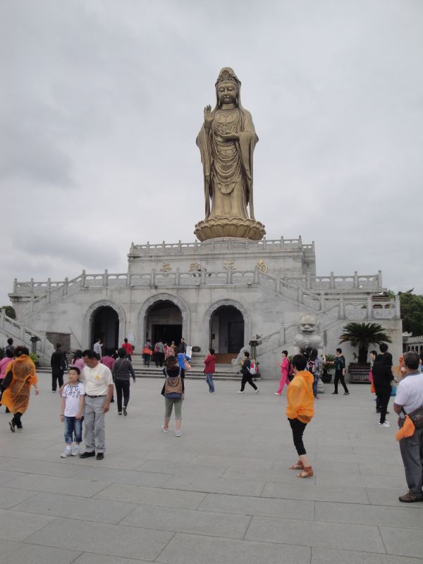 同某些佛界胜地有所不同,普陀山的寺庙显眼的地方都会贴有一纸告示