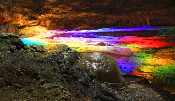 天泉洞,是兴文石海洞穴群中著名的一个溶洞,形成地质年代距今约三