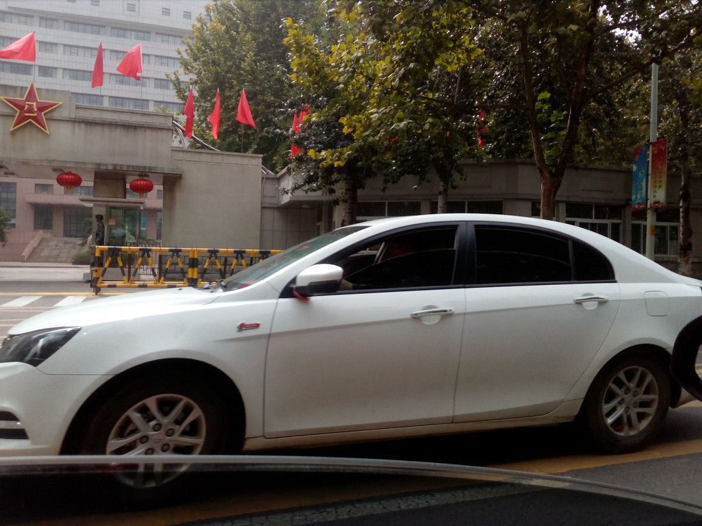 经十一路的军区大院出来,上了经十路