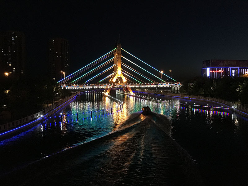 特别是夜景,秋日的夜晚,清澈的克拉玛依河水,与友谊桥,虹桥,油建桥和