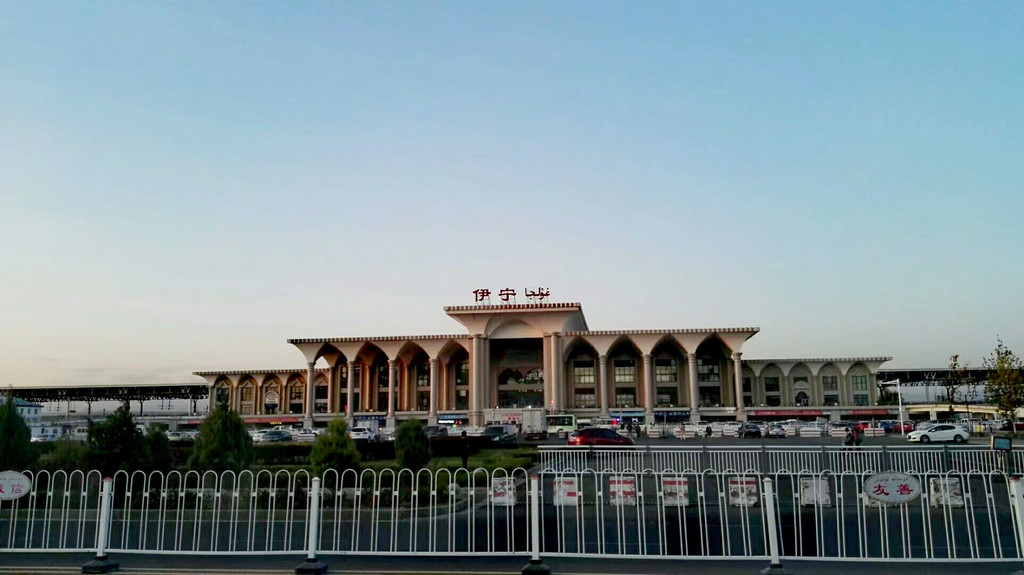 晚上回到了伊宁市火车站,夕阳正在落下地平线,实实在在地有种依依不