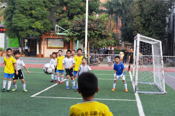 图为清川小学足球队队员在"2017年南宁市西乡塘区中小学校园足球