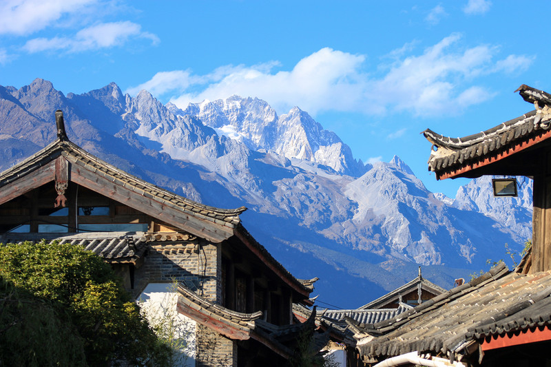 漫步在古镇的街道上,近在咫尺的玉龙雪山