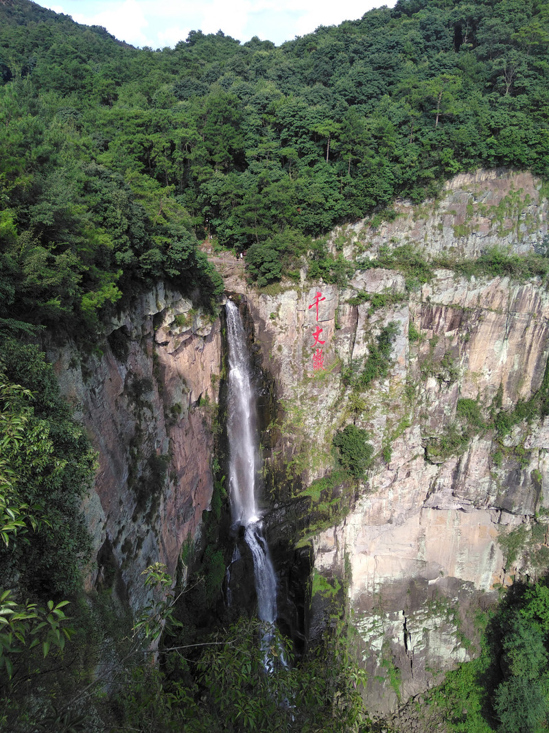 千丈岩源头出去就能看到弥勒道场,号称因此而得名中国第五大佛教名山