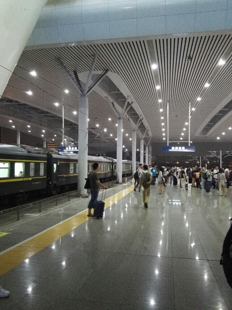下班后五点上的高铁,大概5:40到达杭州,出站