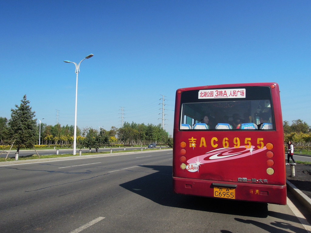 上午9点06在北远大大街车路段,公交车不慎出现状况无法继续行驶,无奈