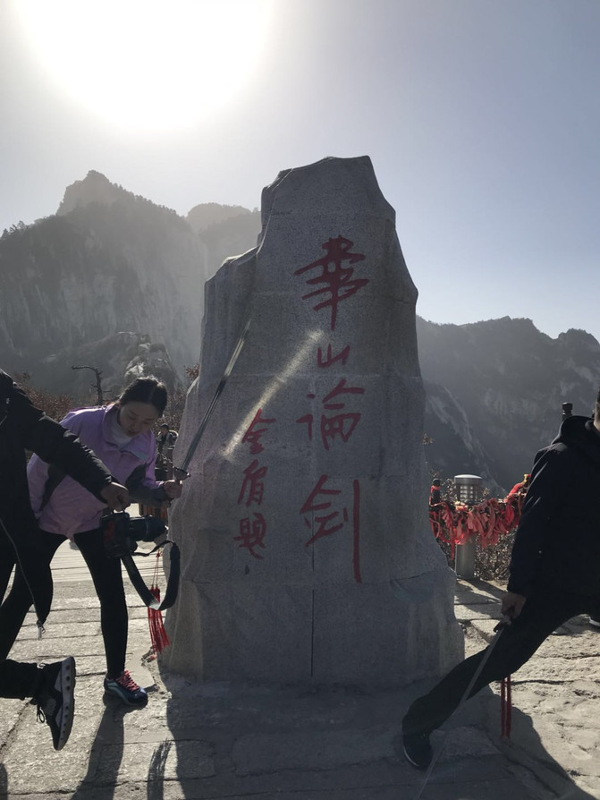 北峰上的华山论剑来了,像这样的石碑还有好多个,供游客拍照.