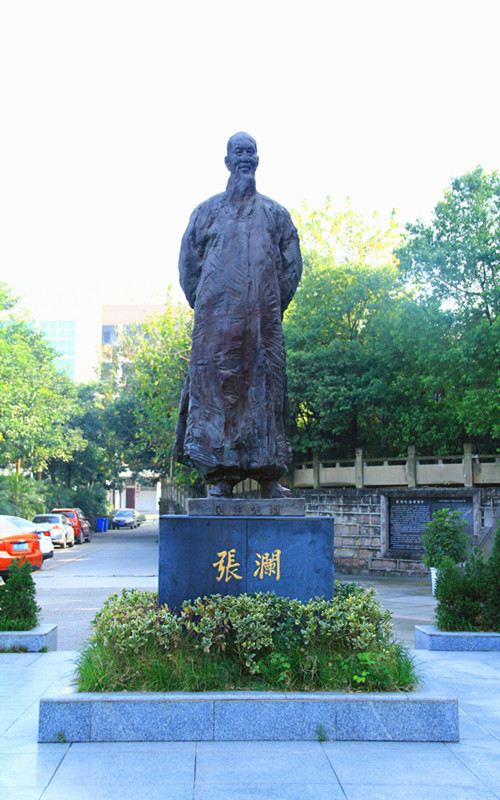 张澜铜像 张澜故居,位于西充县莲池乡,环境清净,居住舒适.