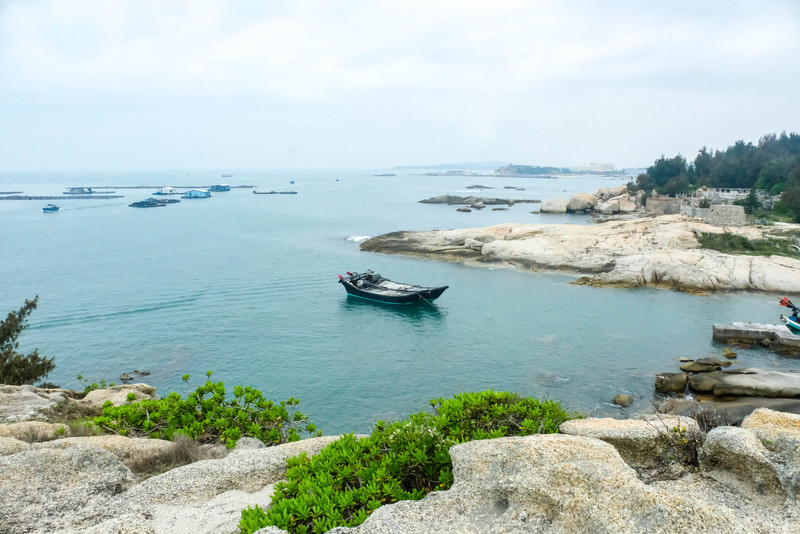 海岸线上山岛竦峙,礁石雄奇,被评为广东"十大美丽海岸".