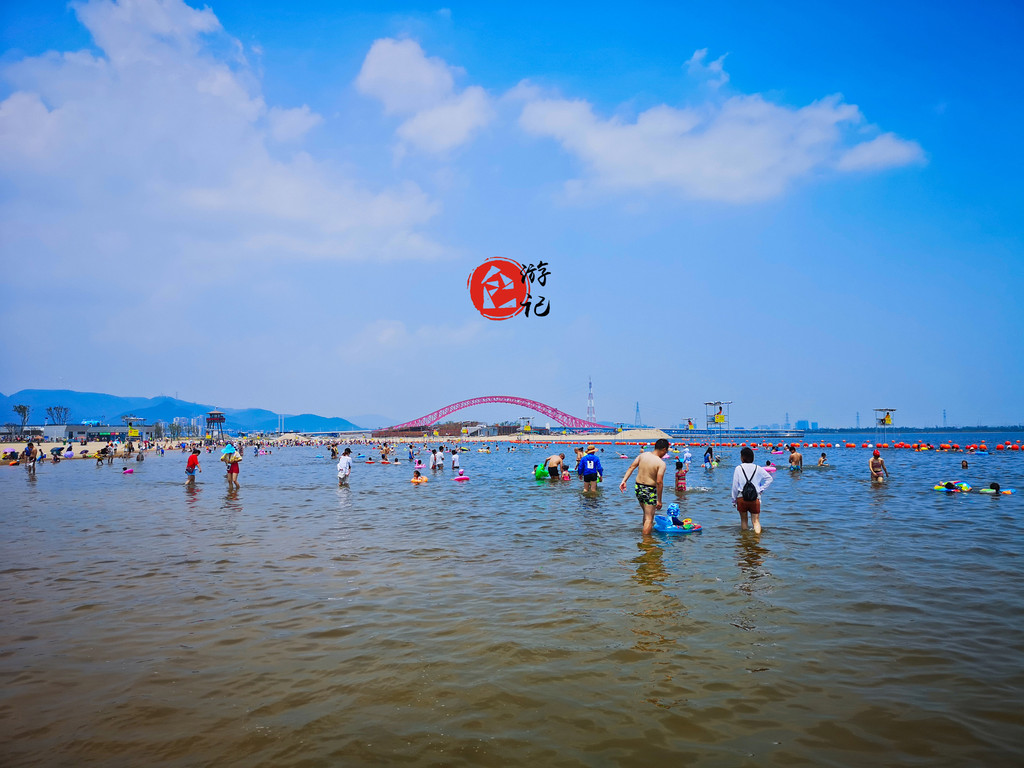 梅山湾沙滩公园位于北仑区中国港口博物馆以南,又称万人沙滩.
