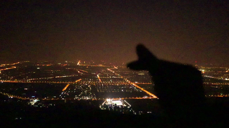 登顶西山鬼笑石 看到了美丽震撼的北京夜景