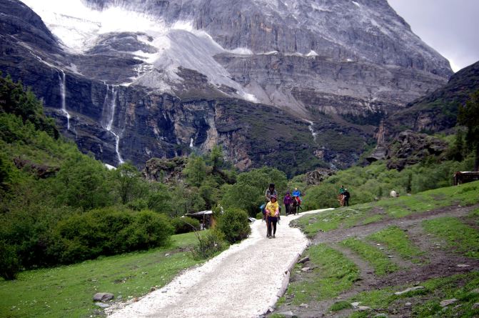 最后的香格里拉:稻城亚丁--徒步牛奶海五色海游