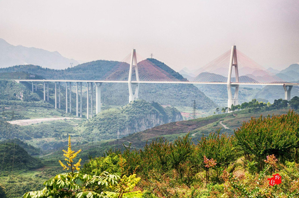 马岭河大峡谷位于黔桂两省交界的一个盆地,闻说国道324上的一座老桥