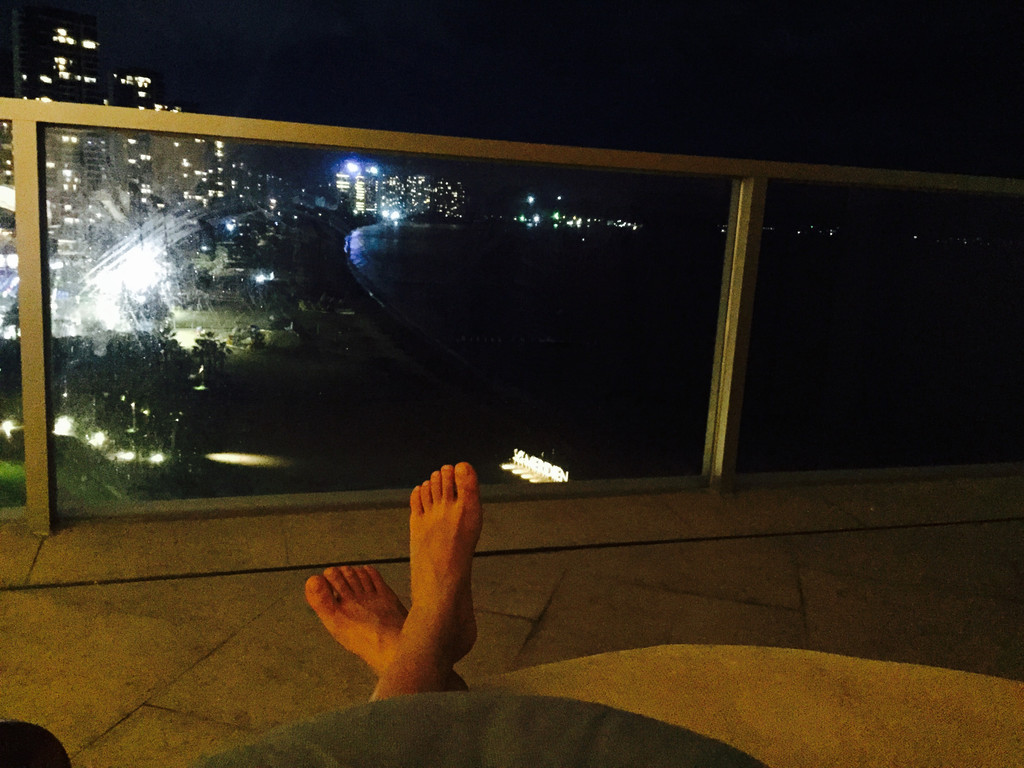 晚上和我一起同住的同事在阳台聊天,看烟花.