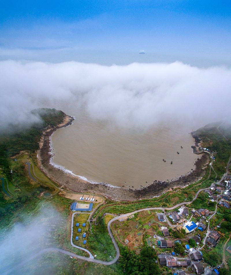 坐船上岛,因为天气关系,浓郁的海鲜腥气扑面而来,嵛山岛作为福建境内