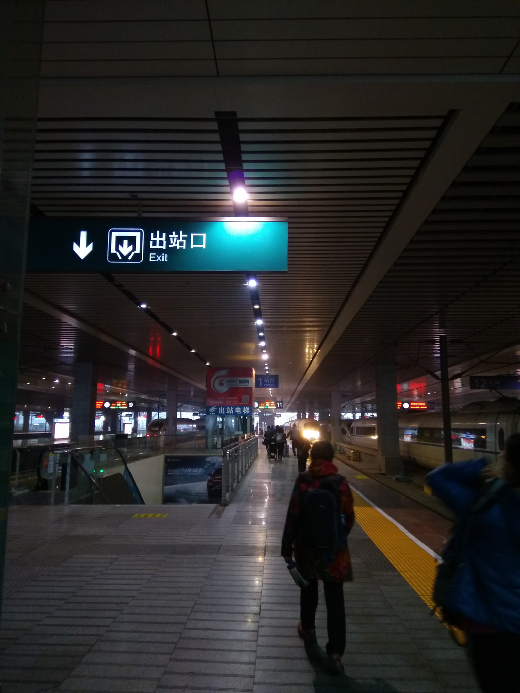 从长沙南站坐高铁到达衡山西站,出站口就有大巴车直达衡山景区,坐满就