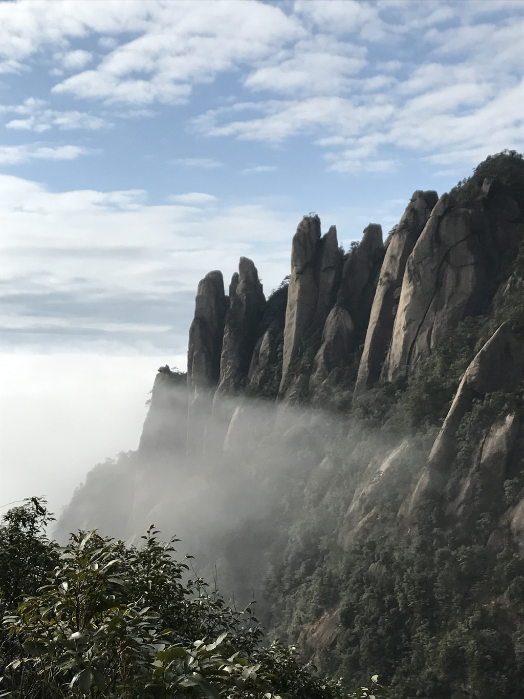 花岗奇岩,雄险巍峨无比,与华山有的一拼的,三清山