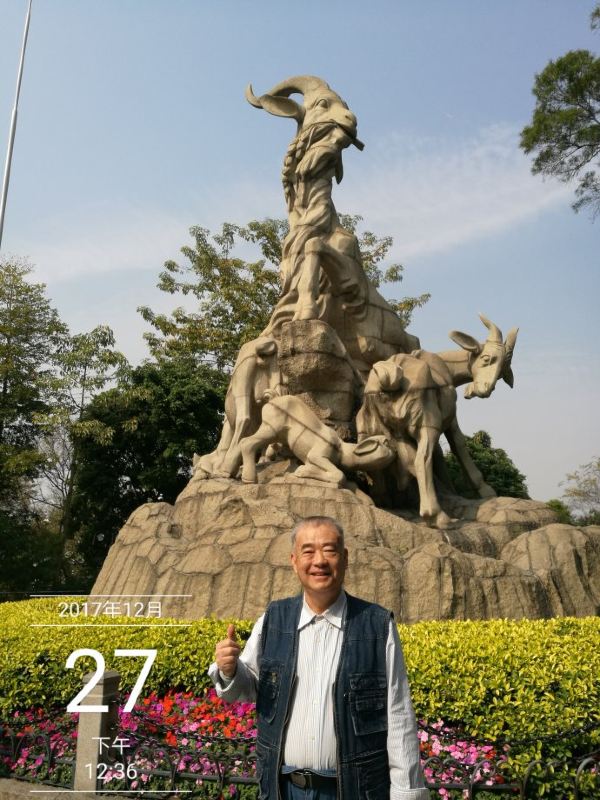 越秀公园五羊石雕下:梳理人生