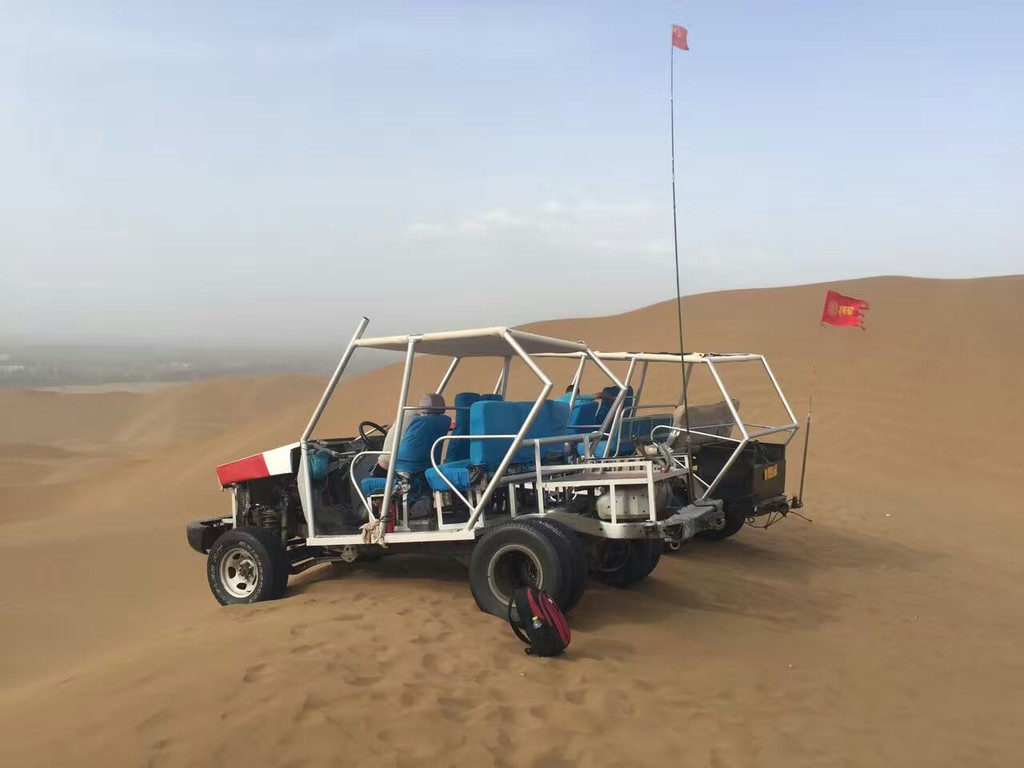 我们的沙漠越野车又叫全地形车,坐这个下沙山,感觉就像坐过山车,一个