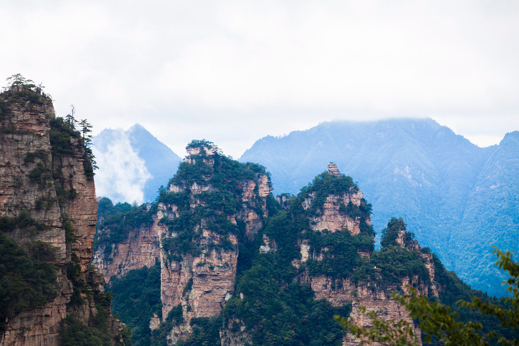 毗连天波府,西通天子山,北距索溪峪,是镶嵌在武陵源核心景区的一颗