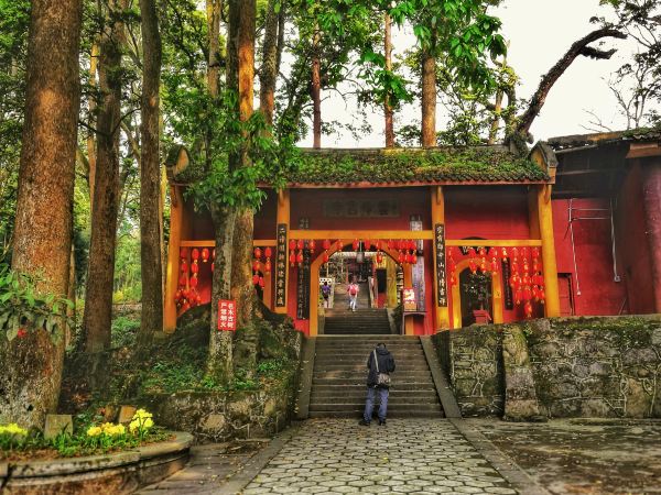 云峰寺给人的第一感觉就是很安静,很古朴.这座寺庙安安静静的在这里.