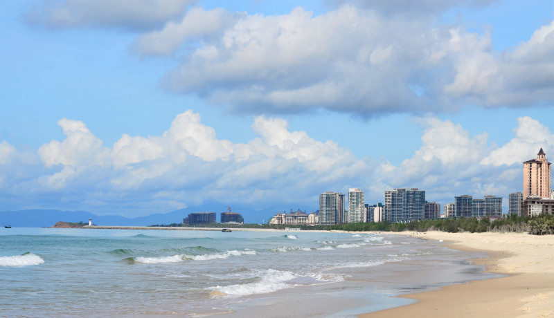 是在大海礁盘之中吹填出的人工岛,位于三亚市三亚湾度假区"阳光海岸"