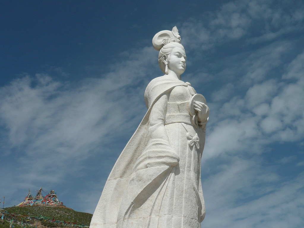 沿古道上行到一个平台,正中是高达9米的文成公主雕像.