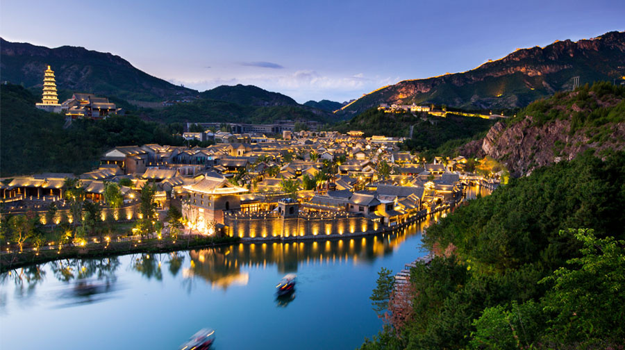 古北水镇秘境之旅,观古长城奇秀夜景 古北水镇位于密云东北侧,是一处