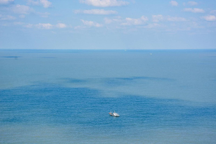              茫茫大海,一叶扁舟