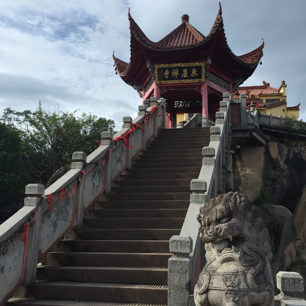 参拜百岁宫后继续沿山路前往东崖禅寺,钟楼,回香阁,万佛塔,至通