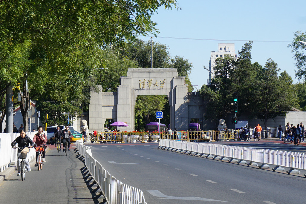 圆明园的南大门离清华大学的西校门很近,实际上清华大学历史上称为熙