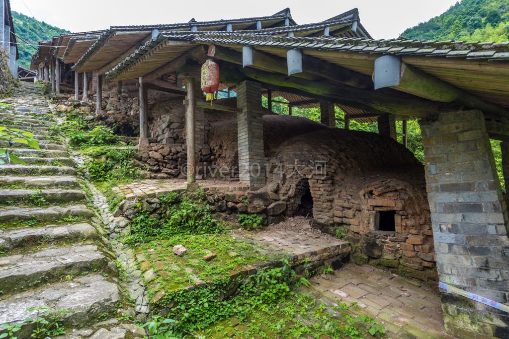 龙窑层层叠叠,沿坡而上,一般有级,因像龙,俗称