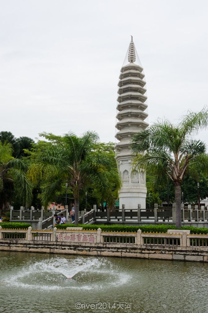 两座万寿塔端坐在放生池的两侧,是南普陀寺的标志.