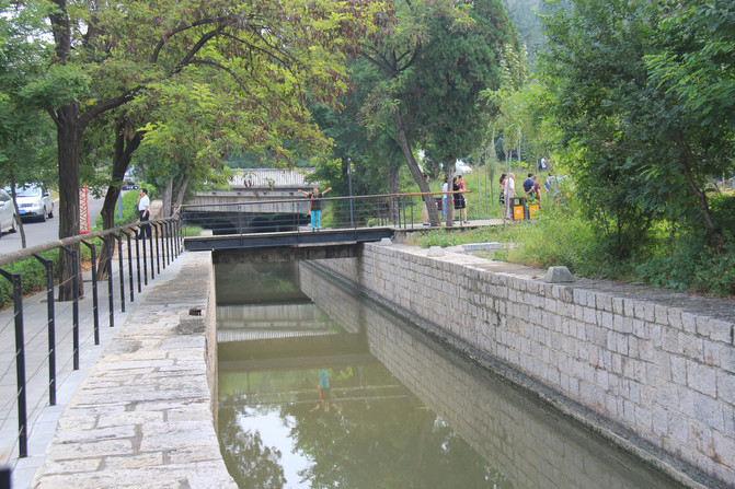 自驾游第4天,离开石板岩镇返回林州,行驶30公里到红旗渠分水苑风景区